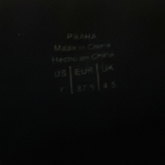 Knee high black boots with toe accent on back - Picture 4 of 5